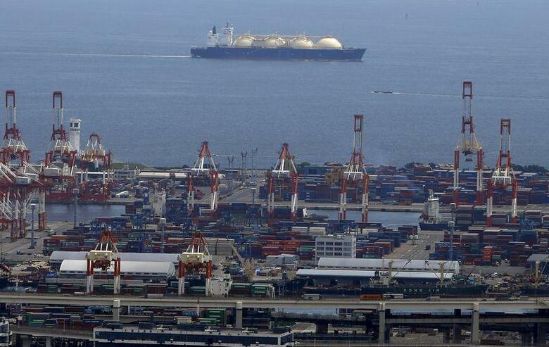 米国が日本に対し、調達した液化天然ガス（LNG）の一部を欧州に融通できないか打診した問題について、実現可能かどうか日本政府が検討に入ったことが分かった。写真は2015年9月、横浜港を通過するLNGタンカー（2022年　ロイター/Yuya Shino）