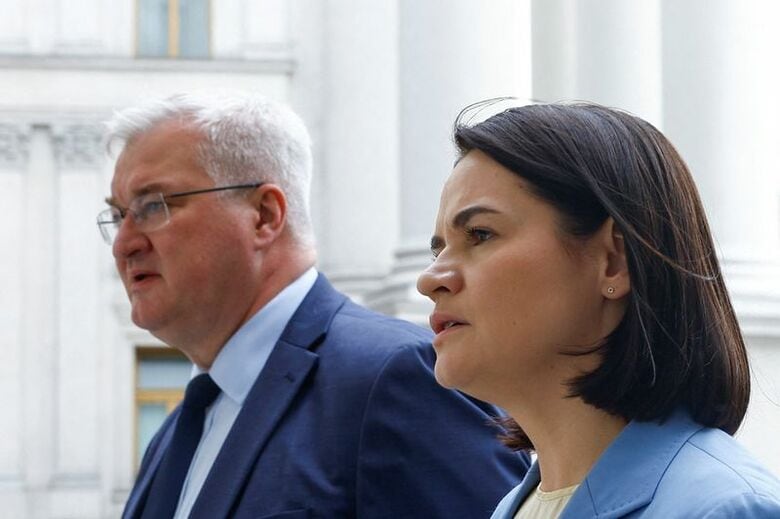 ベラルーシ反政権派指導者スベトラーナ・チハノフスカヤ氏（写真右）とウクライナのシビハ外相。ウクライナ・キーウで２５日撮影。REUTERS/Valentyn Ogirenko