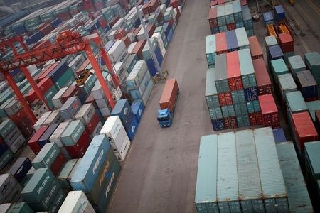２月１日、韓国産業通商資源省が発表した１月の貿易統計によると、輸出は前年同月比６．１％減で、１４カ月連続で減少した。写真は２０１６年５月、仁川の港湾ターミナルで撮影（２０２０年　ロイター/Kim Hong-Ji）