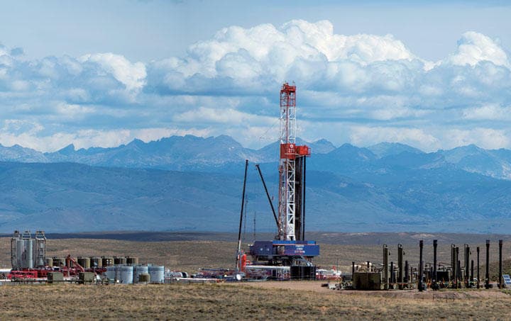 オイルショックは怖くない （ワイオミング州のシェー ルガス採掘施設）　WILLIAM CAMPBELLーCORBIS／GETTY IMAGES