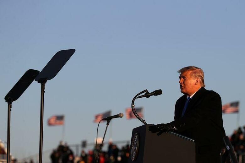 トランプ米大統領の選対陣営は、２７日にウェブサイトがサイバー攻撃を受け、当局と攻撃元を調査中だと明らかにした。写真はトランプ米大統領。ウィスコンシン州ウェスト・セーラムで撮影（２０２０年　ロイター／Jonathan Ernst）