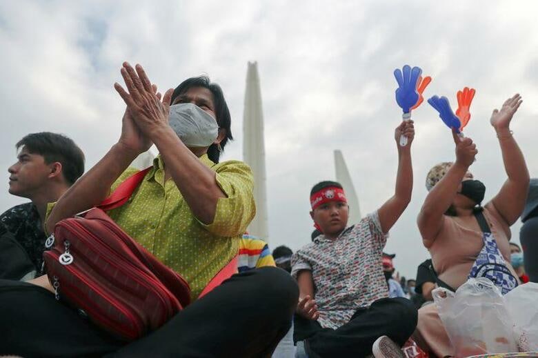タイの首都バンコクで王室改革やプラユット政権の退陣などを求める市民が王宮までデモ行進した。写真は11月8日、バンコクで撮影（2020年　ロイター/Athit Perawongmetha）
