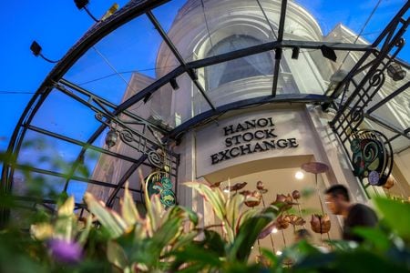ハノイ証券取引所。2025年4月撮影。REUTERS/Athit Perawongmetha