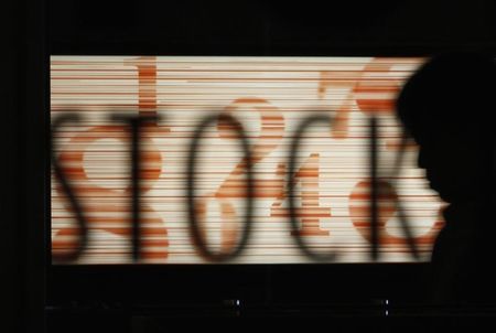 　１２月７日、東京株式市場で日経平均は反発した。写真は東京証券取引所で２０１２年６月撮影（２０１５年　ロイター/Yuriko Nakao ）