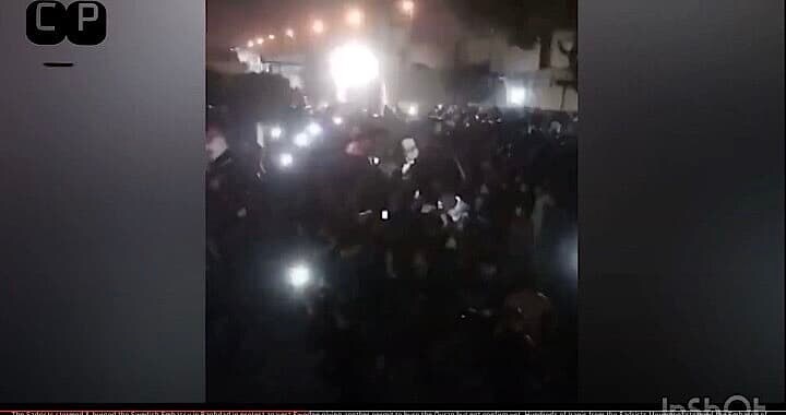イラクの首都バグダッドのスウェーデン大使館に20日早朝、数百人の抗議者らが突入し火をつけた。Clipz Press / YouTube