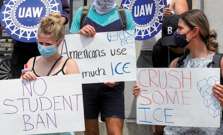 トランプ政権のビザ制限に抗議する留学生たち（7月13日）PAT GREENHOUSEーTHE BOSTON GLOBE／GETTY IMAGES