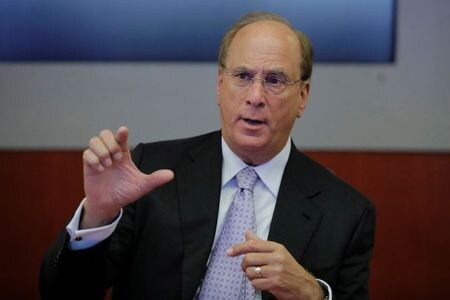 　米資産運用大手ブラックロックのフィンクＣＥＯは１３日のインタビューで、主要中央銀行の金融緩和という追い風に加え、米欧で新たに大規模な財政出動が想定されるため、株価は下がるより上がる余地が大きいとの見方を示した。写真はニューヨークで２０１７年１１月撮影（２０２０年　ロイター／Lucas Jackson）