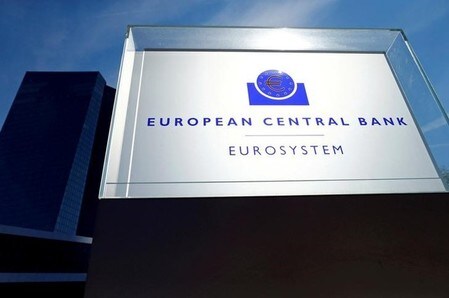 　１１月２４日、欧州中央銀行（ＥＣＢ）は、金融安定に関するリスクがユーロ圏で拡大しており、一部の国の債務持続能力に対する懸念が再度浮上する可能性があると指摘した。写真はフランクフルトの本店、９月撮影（２０１６年　ロイター/Ralph Orlowski）