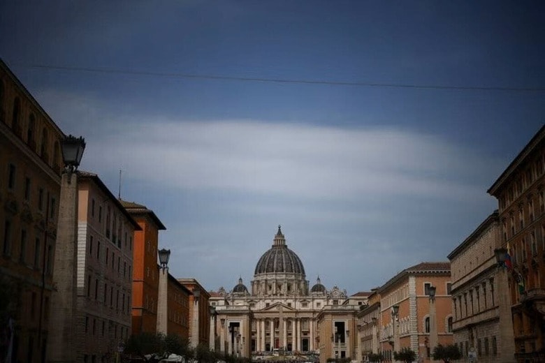 ４月２１日、ローマ教皇庁（バチカン）が、教皇フランシスコ（８８）の死去を発表したことを受け、世界中のローマ・カトリック教徒の間では、後を継ぐのは誰になるのかとの思いが頭に浮かび始めている。写真は、サン・ピエトロ大聖堂。同日、ローマで撮影（２０２５年　ロイター/Guglielmo Mangiapane）