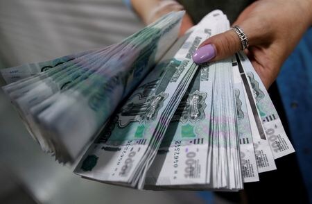 　４月２０日、大手金融機関や投資会社で構成するクレジット・デリバティブ決定委員会は、ロシアが今月４日に期日を迎えた２本の国債の元利払いを契約条件の米ドルではなくルーブルで行ったことは潜在的なデフォルト（債務不履行）に当たるとの判断を示した。写真は１０００ルーブル紙幣。モスクワで２０１９年７月撮影（２０２２年　ロイター/Maxim Shemetov）