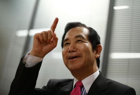 　９月１１日、自民党の山本幸三衆議院議員（写真）はロイターのインタビューに応じ、現在のドル／円はリーマンショック前の１２４─１２５円の水準を下回ると述べ、多少の円安進行は日本経済全体にとってはまだプラスとの認識を示した。１月撮影（２０１５年　ロイター/Yuya Shino）