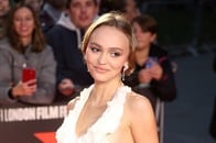 「なぜ隠さなければならないのか？」...リリー＝ローズ・デップの「大胆ファッション」が論争に