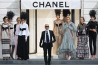 シャネルのデザイナー、故ラガーフェルド「ダイアナは頭が悪かった」