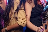 卒業パーティーで事故...ダンス会場の床が陥没...生徒25人が落下