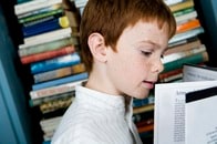 子どもの時に、自宅に紙の本が何冊あったかが一生を左右する：大規模調査