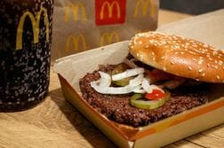 米マクドナルド、インフレで客足横ばい予想　85億ドルの投資計画発表