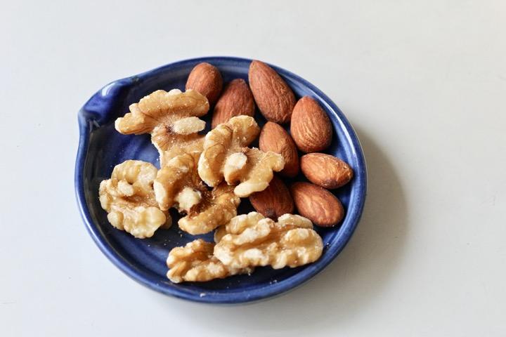 「クルミ」と「アーモンド」