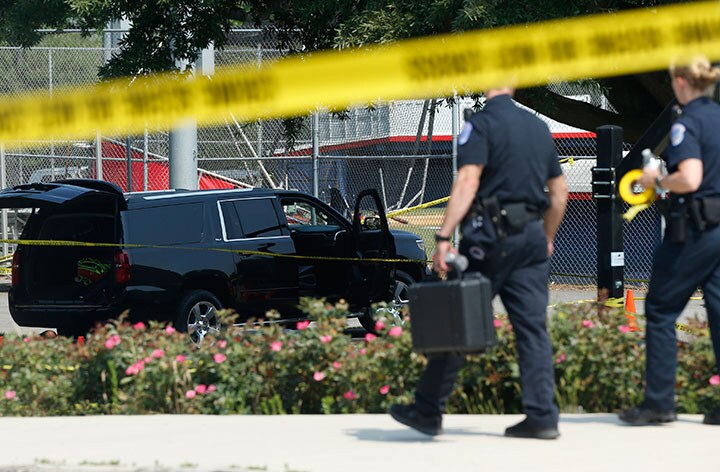 銃撃事件の現場を調べる警察官　Joshua Roberts- REUTERS