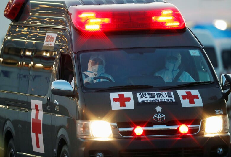 菅義偉官房長官は閣議後の会見で、国内各地で新型コロナウイルスへの感染が明らかになったことについて、現時点で「国内流行」と判断に至る疫学的情報が集まっているわけではなく、今後早急に収集を図ると述べた。写真は横浜港のクルーズ船対応のため出動した自衛隊の救急車。　Issei Kato - REUTERS