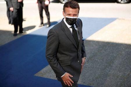 ＥＵは７日から２日間の日程で始まる首脳会議で、米国が支持を表明した新型コロナウイルスワクチン特許権の一時放棄について討議する。写真は７日、ポルトガル・ポルトに到着したマクロン仏大統領（２０２１年　ロイター／Francisco Seco/Pool via REUTERS）