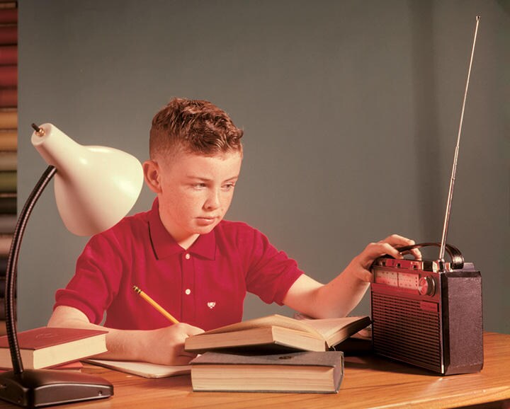 音楽を聴きながら作業すると集中できるというが　H. ARMSTRONG ROBERTS-CLASSICSTOCK/GETTY IMAGES