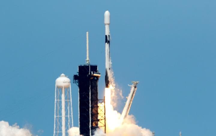 関係筋によると、米起業家イーロン・マスク氏が率いる宇宙開発ベンチャー、スペースXで、マスク氏を批判し、企業文化をより包摂的なものにすることを求める公開書簡を配布した従業員少なくとも5人解雇された。写真はスペースXファルコン9による衛星打ち上げのようす。Joe Skipper - REUTERS