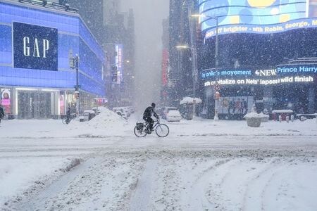 米北東部一帯が１日、猛烈な寒波に見舞われ、ニューヨークなどの都市部で鉄道の運休や空の便の欠航、学校の休校などが相次いだ。ニューヨークで撮影（２０２１年　ロイター/CARLO ALLEGRI）