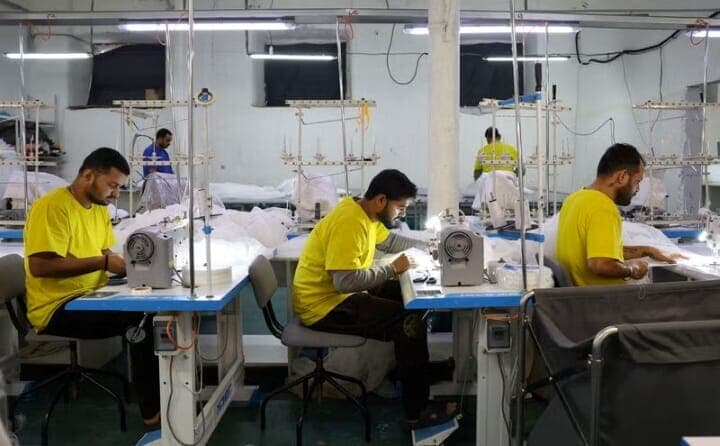 モスクワの工場で、チュールを縫うインドから来た労働者ら。１月２０日撮影。REUTERS/Anastasia Barashkova