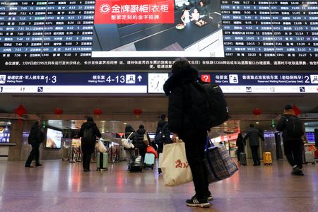 中国で春節（旧正月）の連休に伴う帰省ラッシュが本格化している。写真は北京西駅で９日撮影。（2024年 ロイター/Florence Lo）