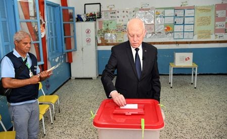 　７月２５日、北アフリカのチュニジアで、大統領の権限を大幅に拡大する新憲法案の賛否を問う国民投票が行われた。写真は投票するサイード大統領。提供写真（２０２２年　ロイター／Tunisian Presidency）