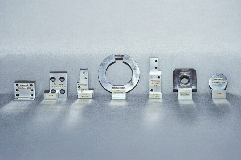 受賞者に授与されたのは、工場で使われなくなった金型を再利用して制作した「アップサイクル」トロフィー　PHOTOGRAPH BY NAOYUKI HAYASHI