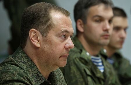 ロシア前大統領のメドベージェフ安全保障会議副議長は１１日、ウクライナが米国とその同盟国から供与された兵器でロシア国内のミサイル発射基地を攻撃すれば、ロシアは核兵器で反撃する可能性があると警告した。写真は２０２３年１０月、ウリヤノフスク州の軍訓練所で軍当局者との会合に出席するメドベージェフ氏（２０２４年　ロイター／Sputnik/Yekaterina Shtukina/Pool via REUTERS）