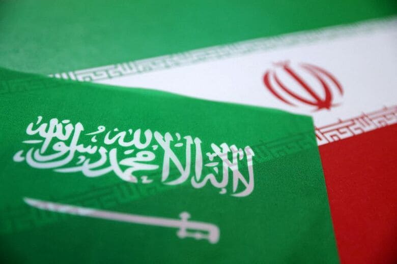 サウジアラビアとイランの国旗（2025年6月18日撮影）。REUTERS/Dado Ruvic