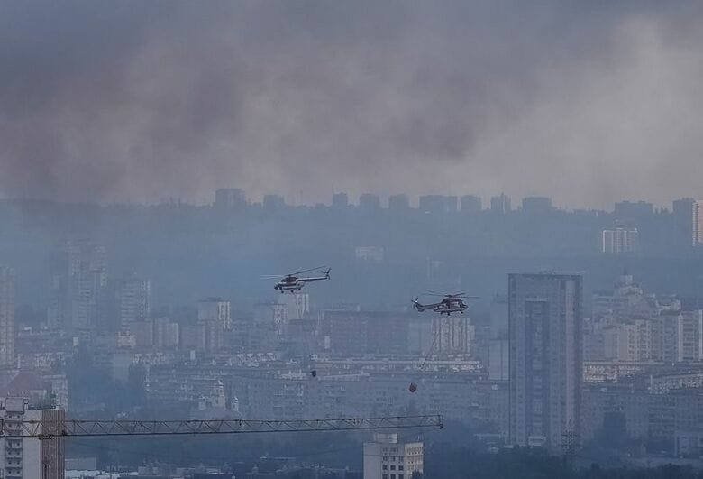 写真は６月、ロシアのミサイル・ドローン攻撃を受け消火活動を行う消防ヘリコプター。ウクライナのキーウで撮影。REUTERS/Anna Voitenko