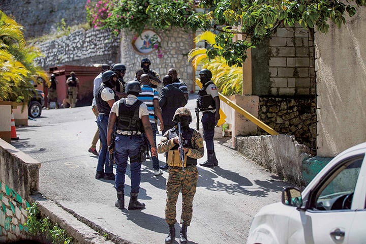 モイーズの暗殺で政治的混乱に拍車が（事件当日の大統領邸宅前）　AP/AFLO