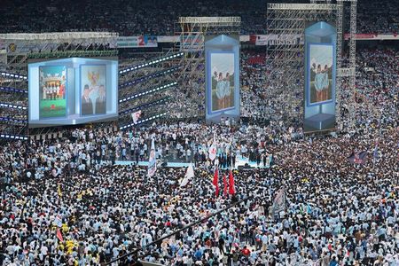 東南アジア最大の経済大国インドネシアで１４日、大統領選の投票が始まった。写真は、2024年2月10日にジャカルタで開かれた大統領選の選挙集会の様子。（2024年　ロイター／Kim Kyung-Hoon）