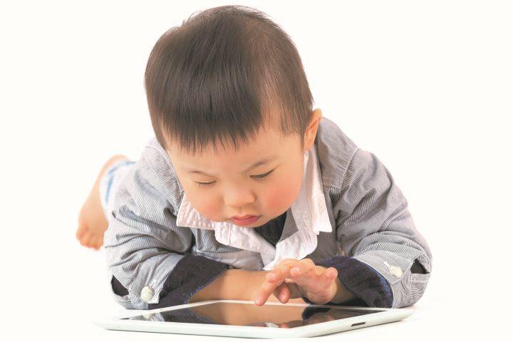 幼い子供の長過ぎるスクリーン使用が発達に悪影響を及ぼす可能性が研究で示されている　LEUNGCHOPAN-SHUTTERSTOCK