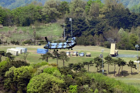 　４月２７日、中国は米国による韓国への新型迎撃ミサイルＴＨＡＡＤ（サード）配備を巡り、安全保障の観点から今後も実弾演習と新たな武器の試用を継続すると明言した。写真は２６日、韓国の星州で確認されたサードのインターセプター。提供写真（２０１７年　ロイター/News1）