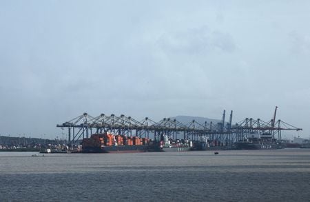 　２５日から２９日にかけて予定されていた米通商交渉官によるインド訪問がキャンセルされ、貿易協定案協議が遅れることになった。関係筋が明らかにした。印ナビムンバイのジャワハルラールネルー港で１１日撮影(２０２５年　ロイター/Francis Mascarenhas)