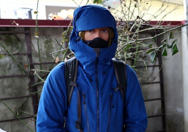 ウクライナに到着した外国人志願者の一部は、「大義」に惹かれたと話す。写真はクルーガーと名乗る英国からの義勇兵。リビウの駅で5日撮影（2022年　ロイター/Kai Pfaffenbach）