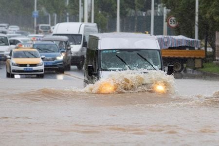 中国では連日の記録的な大雨で全国的に洪水などの被害が拡大しており、政府は７日、洪水警戒レベルを４段階中３に引き上げた。湖北省武漢で６日撮影（２０２０年　ロイター/CHINA DAILY）