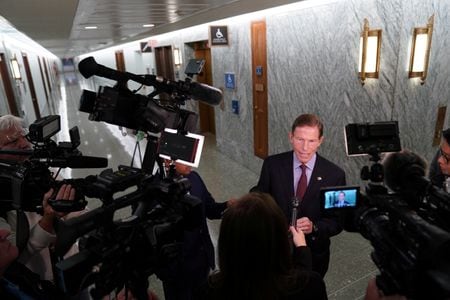 ３月３日、  米上院調査小委員会のブルーメンソル上院議員（写真）は外交官の移動用に米電気自動車大手テスラの装甲版サイバートラックを４億ドルで購入するという国務省の計画が報じられたことを巡り、ルビオ国務長官に説明を求めた。ワシントンで２０２２年１０月撮影（２０２５年　ロイター／SARAH SILBIGER）