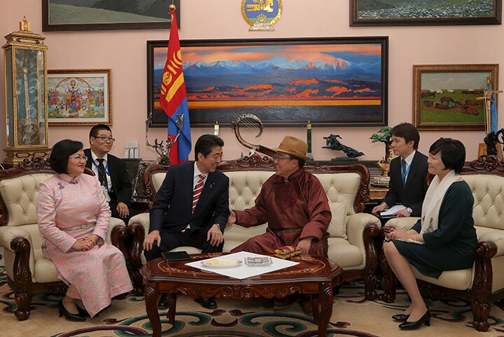 モンゴルに立ち寄った後、安倍は中央アジア5カ国を歴訪した