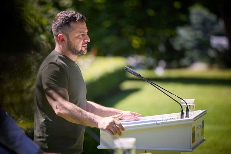 ウクライナのゼレンスキー大統領は11日、政府の軍事戦術を報道関係者に明かさないよう当局者に警告し、そうした行為は無責任だと断じた。写真は7月28日、キーウで撮影（2022年　ウクライナ大統領府提供）