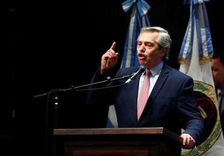 　１０月３０日、アルゼンチンの金融市場は、左派的なフェルナンデス次期大統領がどのような政策を打ち出すかを探り続けており、この日も低調な取引にとどまった。写真はフェルナンデス氏。１０月２９日撮影（２０１９年　ロイター/Agustin Marcarian）