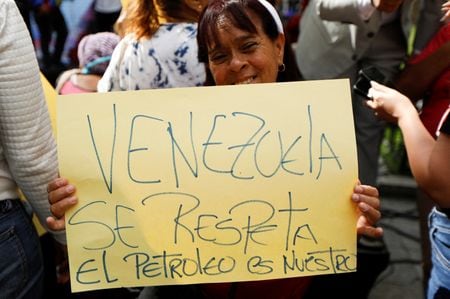 トランプ米大統領がベネズエラを出入りする制裁対象の石油タンカーの封鎖を命じたことに対する抗議デモの参加者。首都カラカスで12月17日撮影。（２０２５年　ロイター/Leonardo Fernandez Viloria）