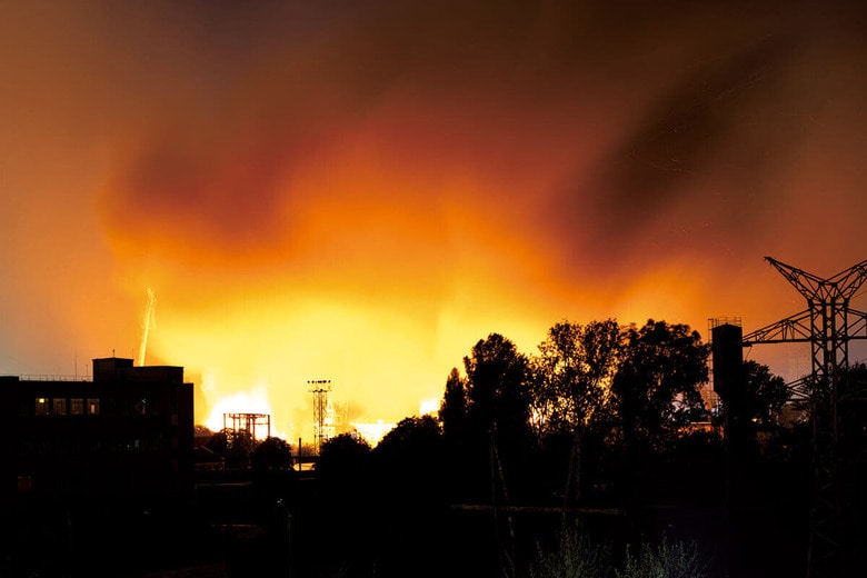 ロシアから飛来したドローンによる一斉攻撃を受け、ウクライナの首都キーウの空はオレンジ色に染まった　OLES KROMPLIASｰGLOBAL IMAGES UKRAINE/GETTY IMAGES