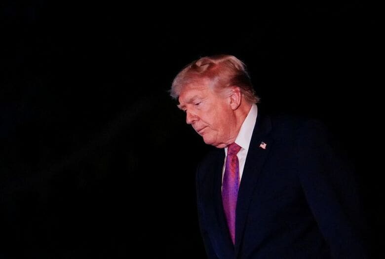 ホワイトハウスに戻るトランプ米大統領。4月17日撮影。REUTERS/Nathan Howard