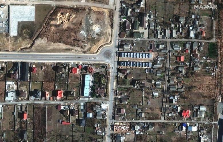 米衛星運用会社のマクサー・テクノロジーズは、ロシア軍の占領期間中にウクライナのブチャを撮影した衛星写真で、路上に住民の遺体が確認できると指摘した。3月18日の写真、同社提供。（2022年　ロイター）