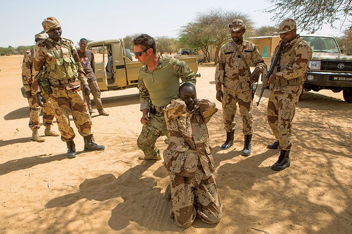 ニジェール軍兵士にテロリストの身柄確保のやり方を指南する米兵　Joe Penney-REUTERS